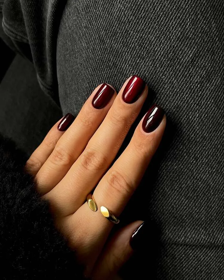 les ongles tendance 2025 prônent les couleurs profondes