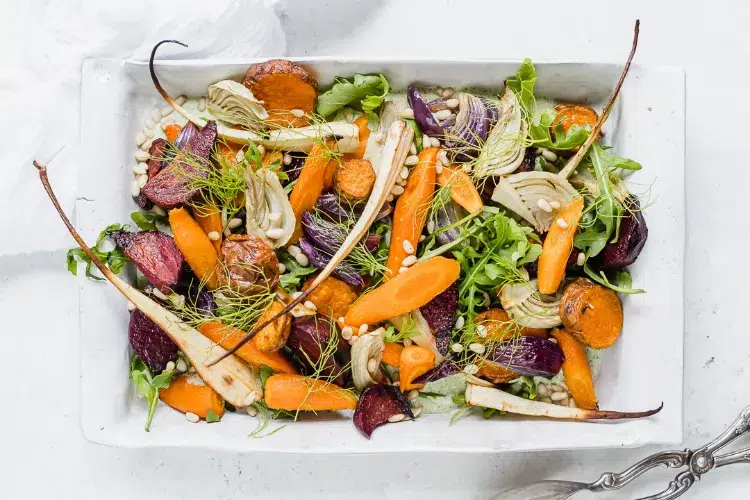 salade de légumes racines avec sauce yaourt aux herbes