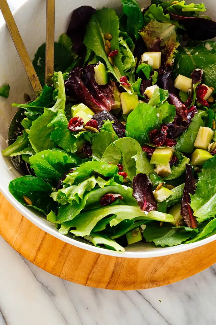 salade rafraîchissante aux pommes, aux canneberges séchées et au fromage de chèvre