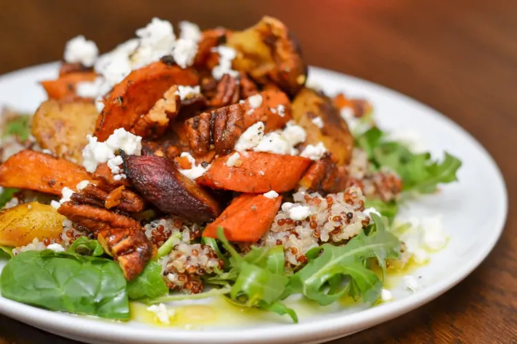 salade sucrée épicée aux légumes racines rôtis