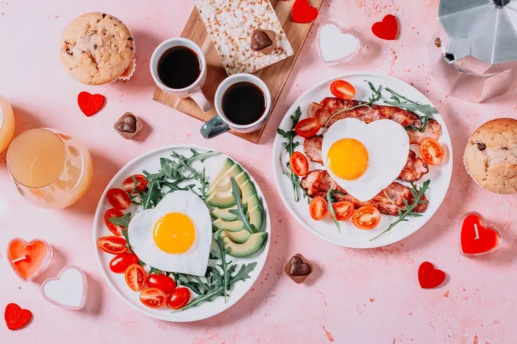 brunch et petit déjeuner pour célébrer la fête de l'amour