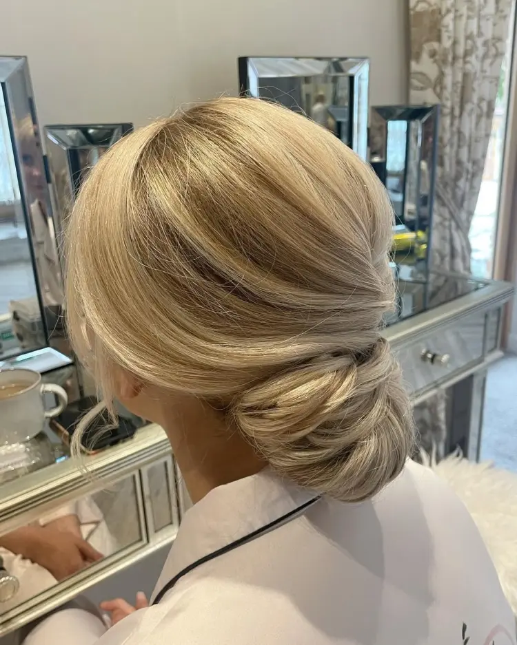 chignon bas élégant pour femme de 55 ans