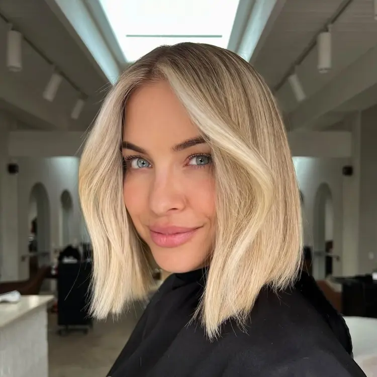 coupe carré avec frange rideau longue blond pour visage rond 