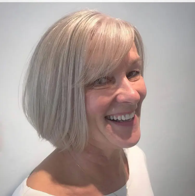 coupe de cheveux courte pour femmes de 60 ans