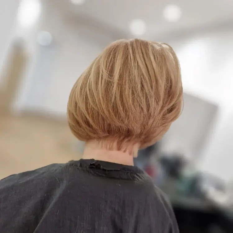 coupe de cheveux courte pour femmes de 60 ans