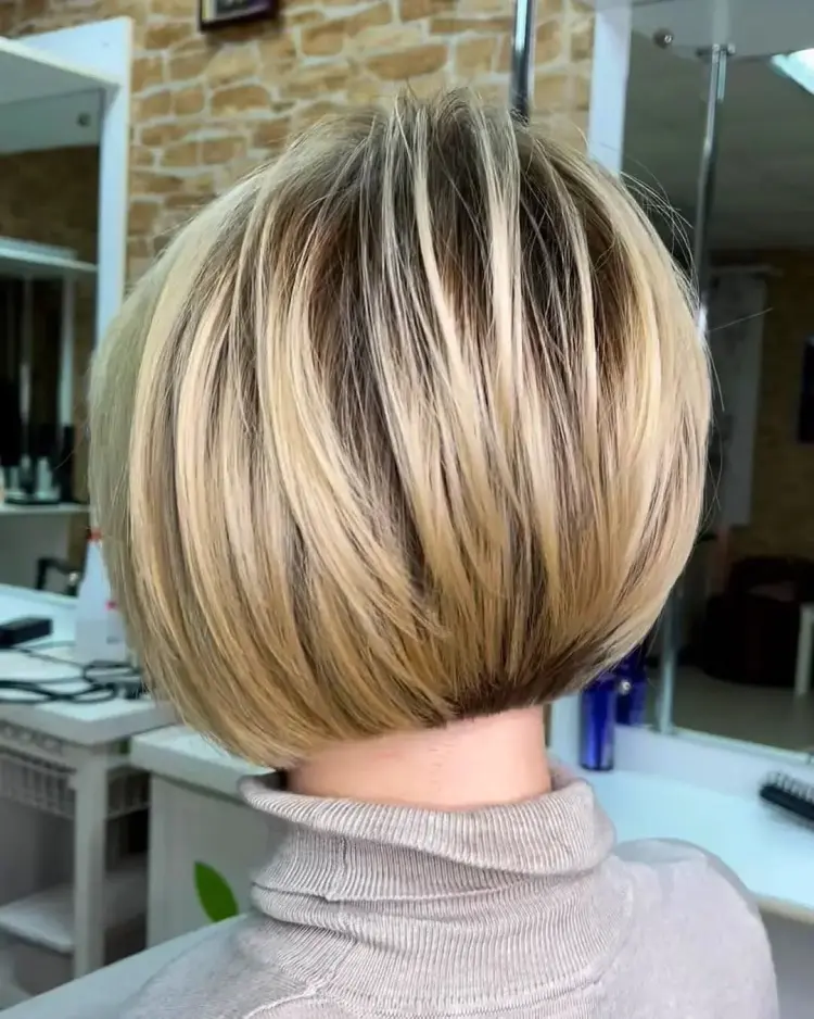 coupe de cheveux courte pour femmes de 60 ans