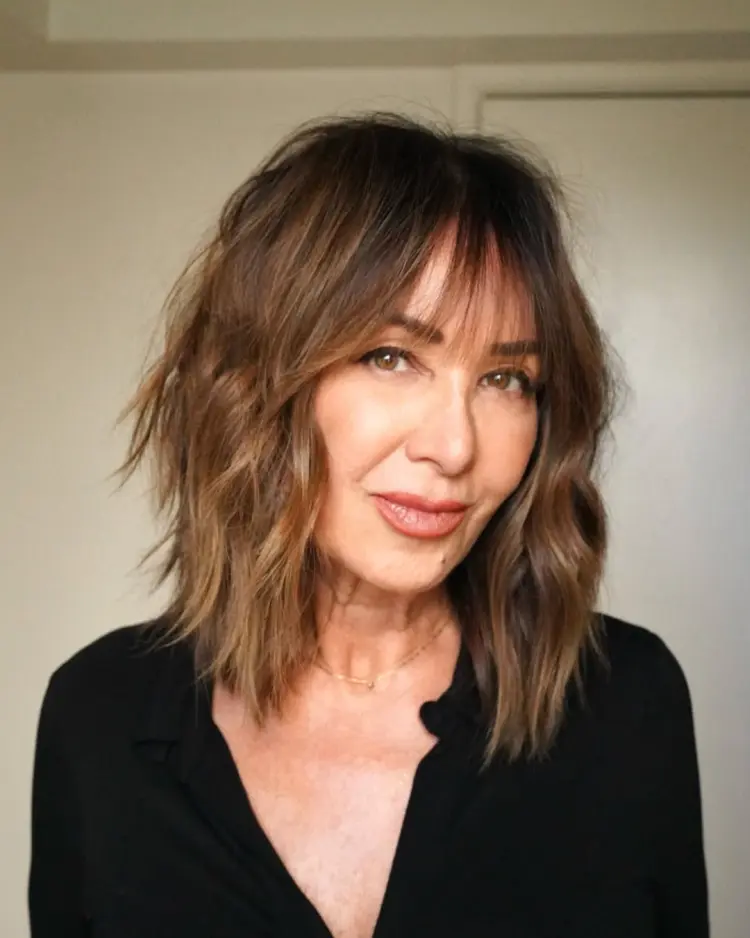 coupe carré wavy dégradé avec frange pour femme de 50 ans 