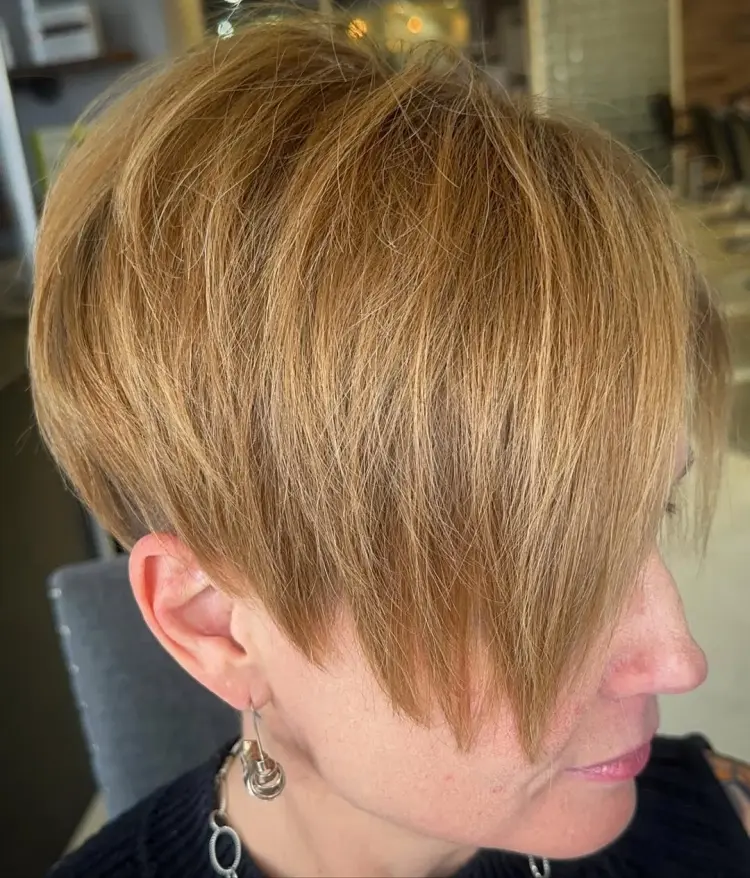 coupe de cheveux courte pour femmes de 60 ans