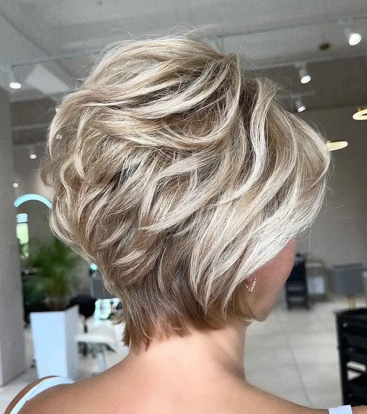 coupe de cheveux courte pour femmes de 60 ans