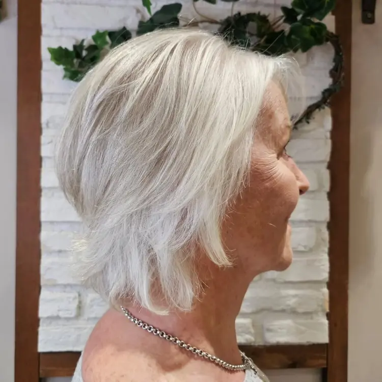 coupe de cheveux courte pour femmes de 60 ans