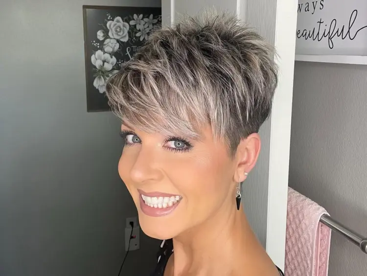 coupe de cheveux courte pour femmes de 60 ans