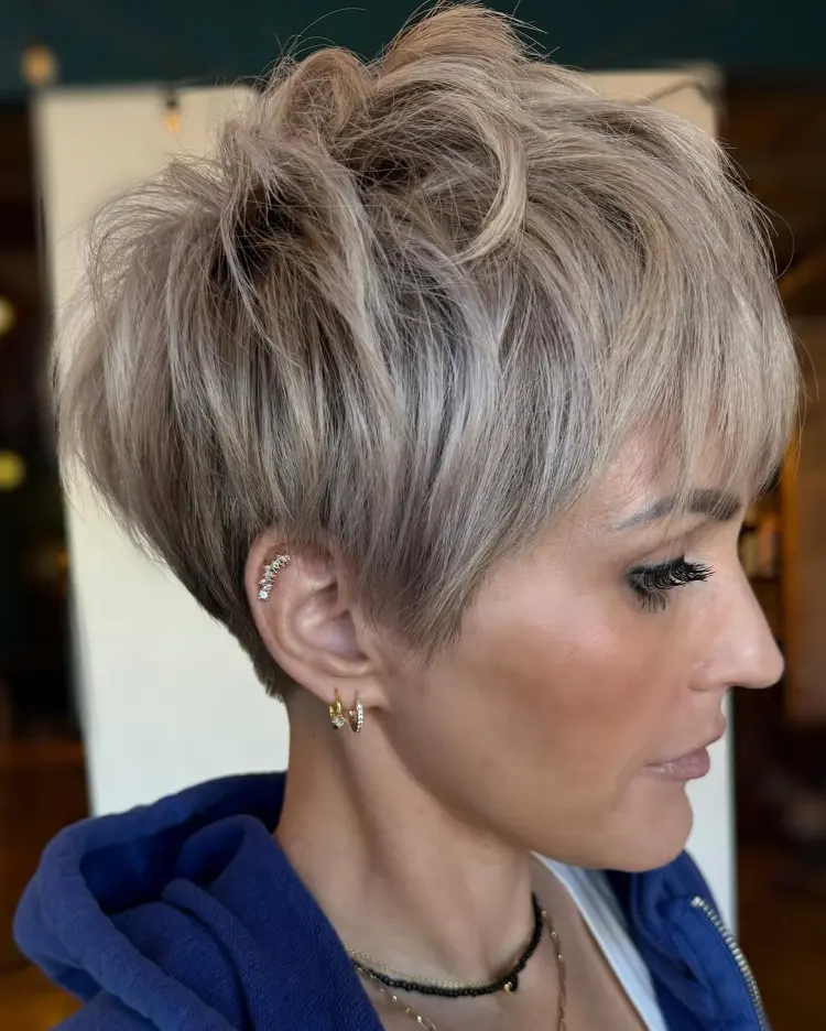 coupe de cheveux courte pour femmes de 60 ans