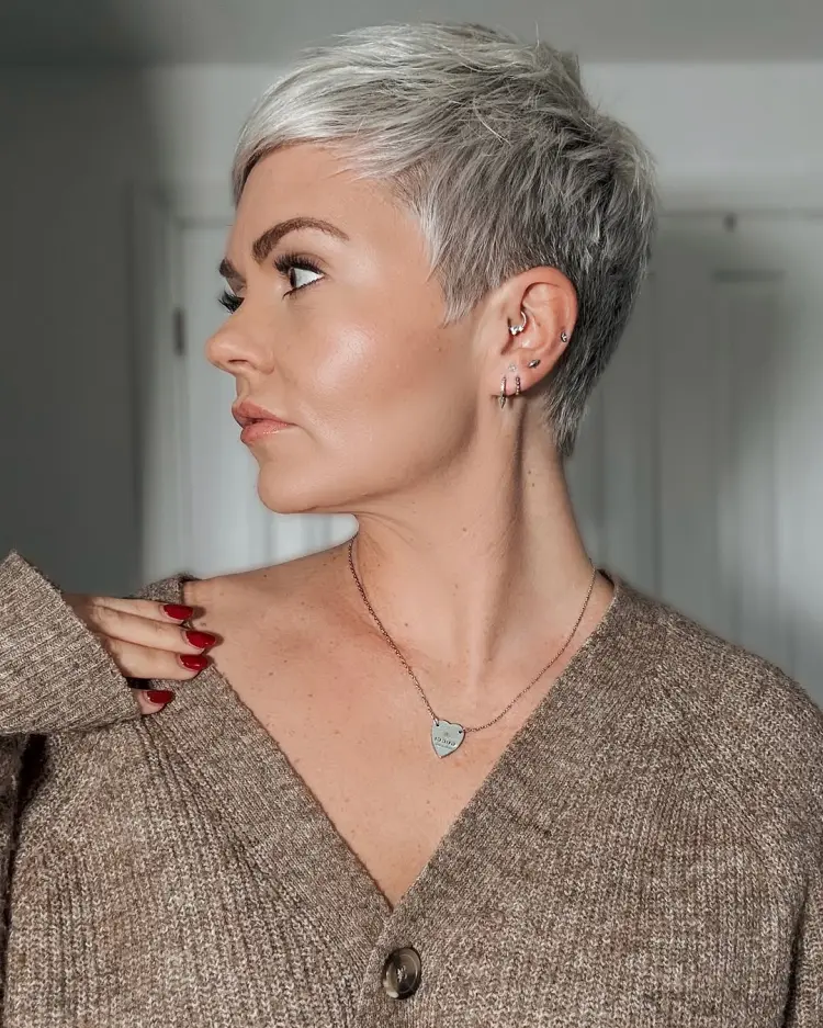 coupe undercut cheveux gris femme 55 ans