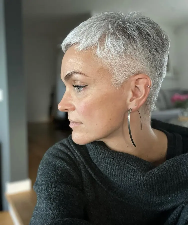 coupe de cheveux courte pour femmes de 60 ans