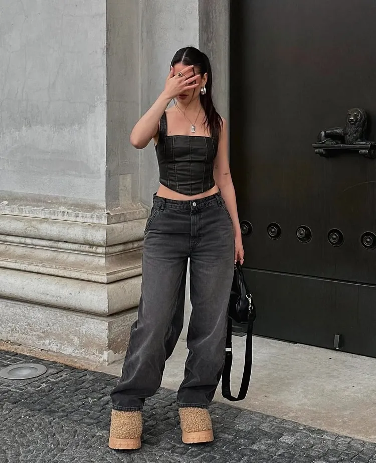 jeans tendance 2025 avec un crop top et des ugg