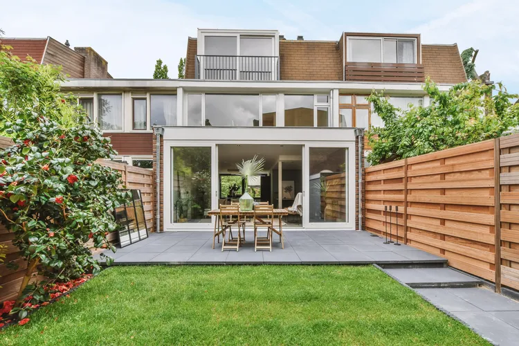 maison avec un jardin minimaliste