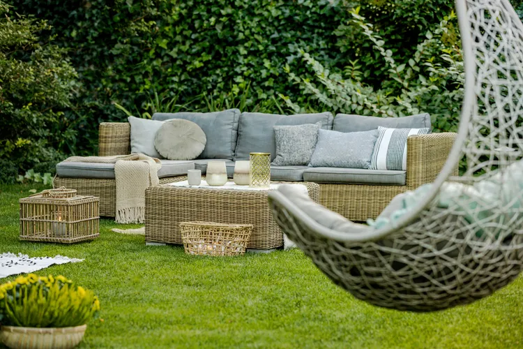 mobilier moderne en rotin au jardin