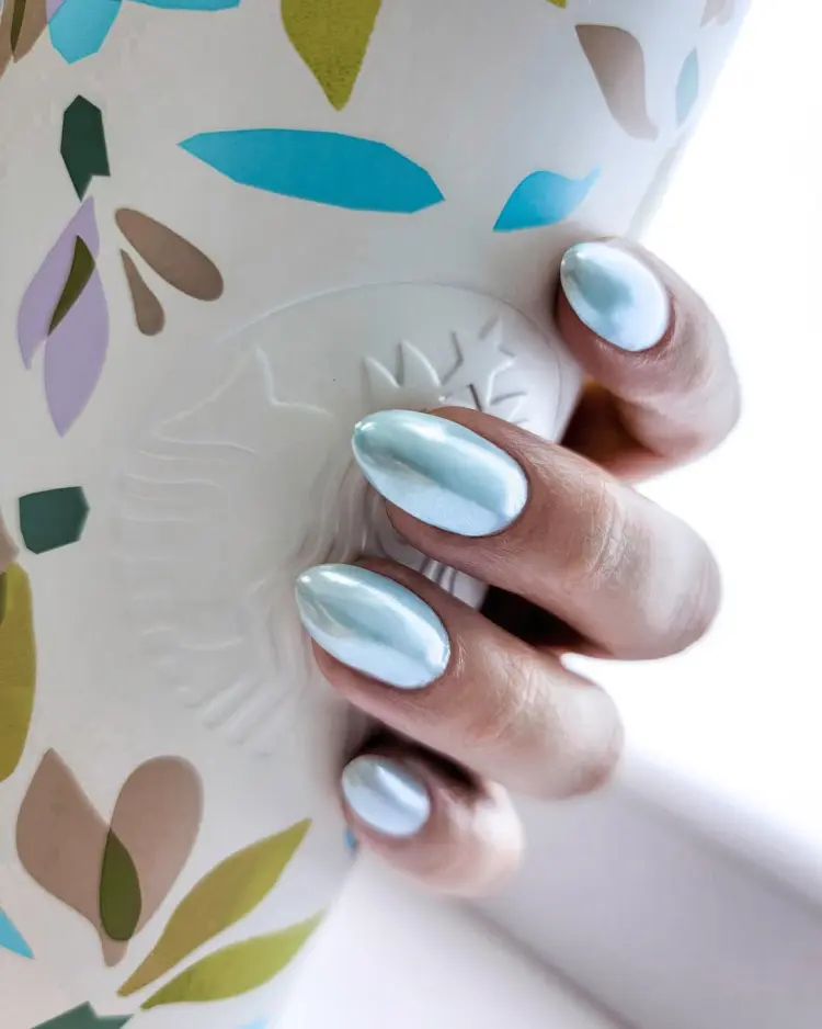 ongles bleu glacé pour l'hiver 2025 tendance