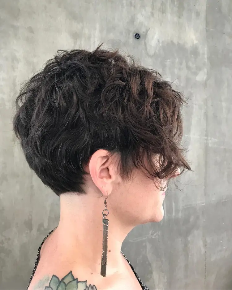 coupe de cheveux courte pour femmes de 60 ans