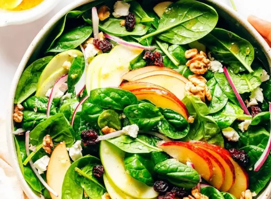 recette de salade aux pommes et aux épinards, repas sain