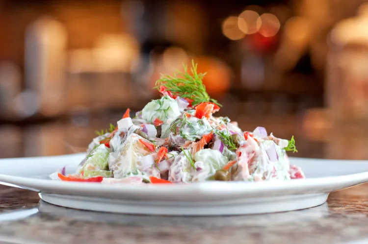 salade à base de pommes de terre au saumon fumé garnie de mayonnaise et câpres