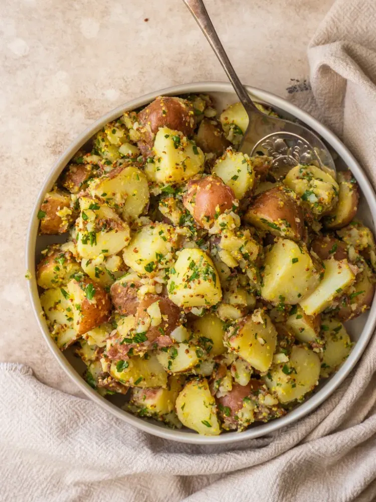 salade à base de pommes de terre garnie d'herbes et moutarde