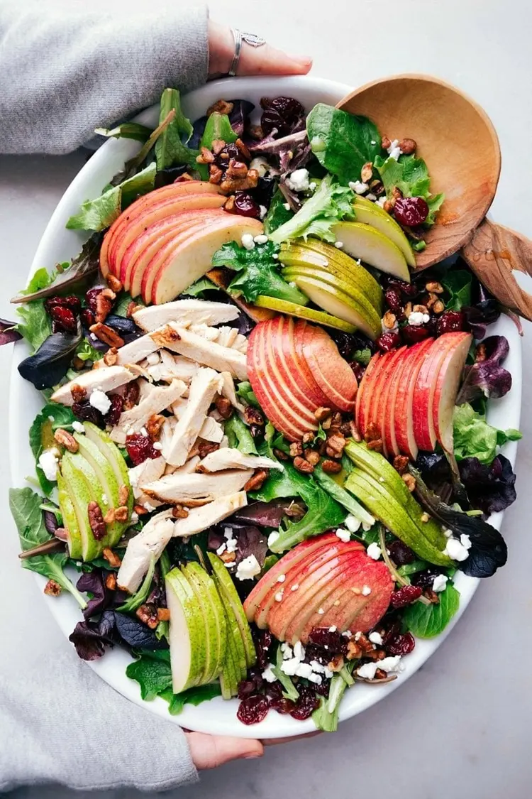 salade à la pomme et au poulet rôti avec vinaigrette