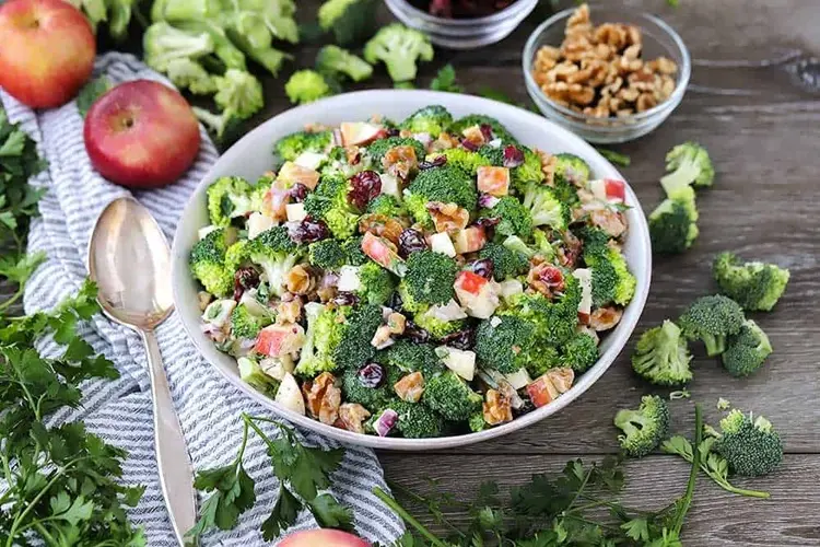 salade aux pommes et aux brocolis avec vinaigrette crémeuse