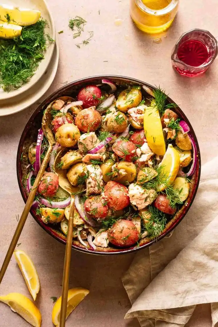 salade de pommes de terre au thon en tant que plat léger pour le déjeuner ou un pique nique