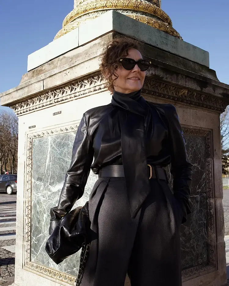 tenue d'hiver tendance de couleur noire pour femme de 50 ans