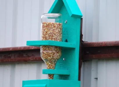 tuto en pas à pas pour fabriquer une mangeoire pour oiseaux à partir d'une bouteille à vin et bois
