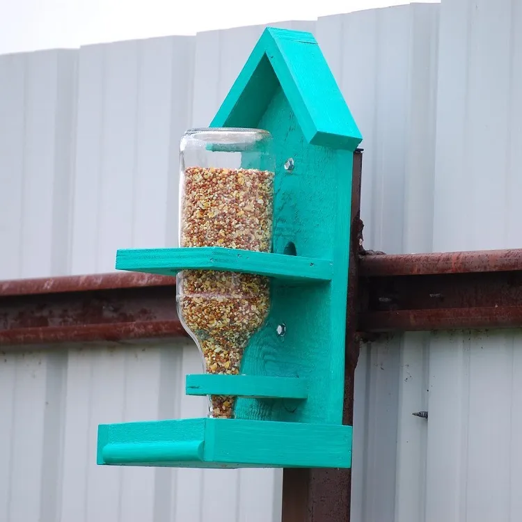 tuto en pas à pas pour fabriquer une mangeoire pour oiseaux à partir d'une bouteille à vin et bois