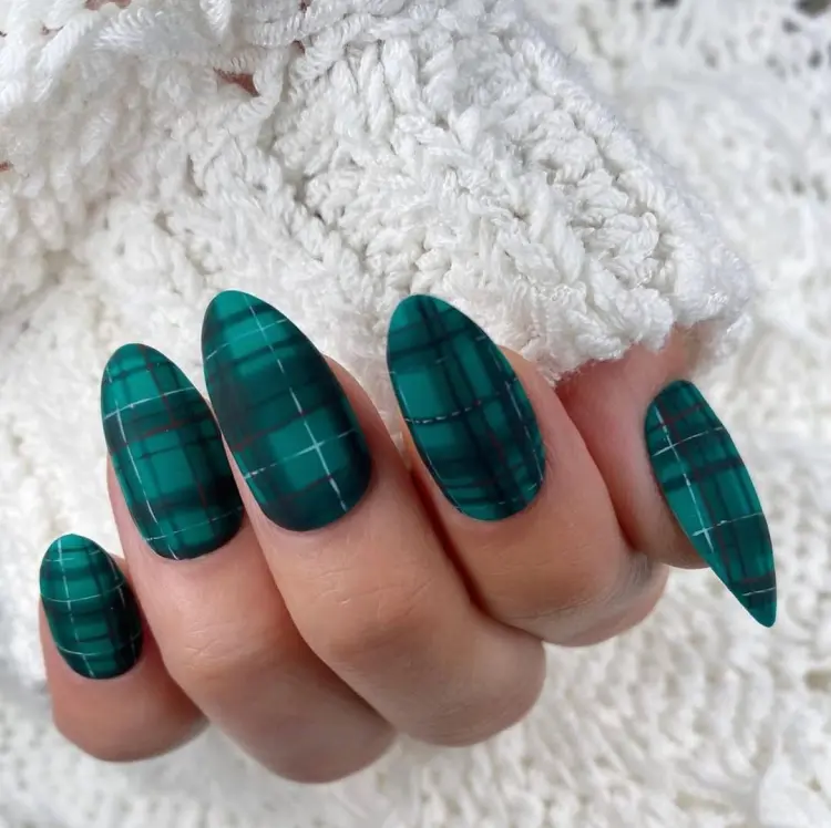 vernis tendance hiver 2025 à carreaux vert 