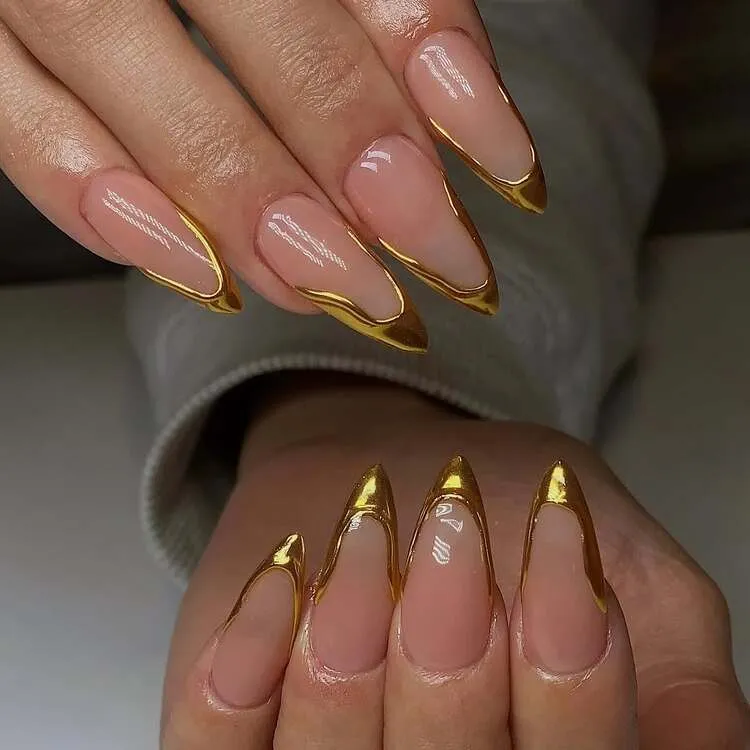 beaux, mais difficiles à entretenir, les ongles en stiletto en valent le coup