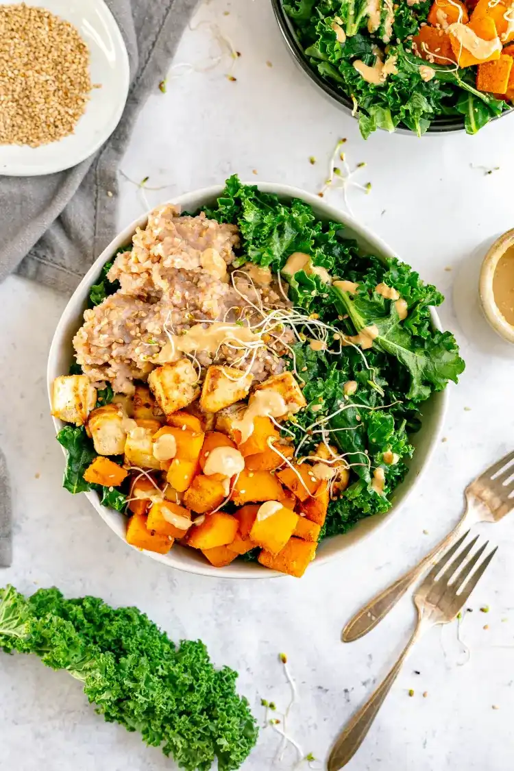 bol protéiné au miso et moutarde avec courge butternut