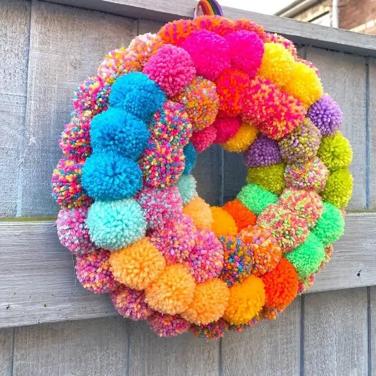 bricolage de carnaval pour enfants une couronne de pompons multicolores