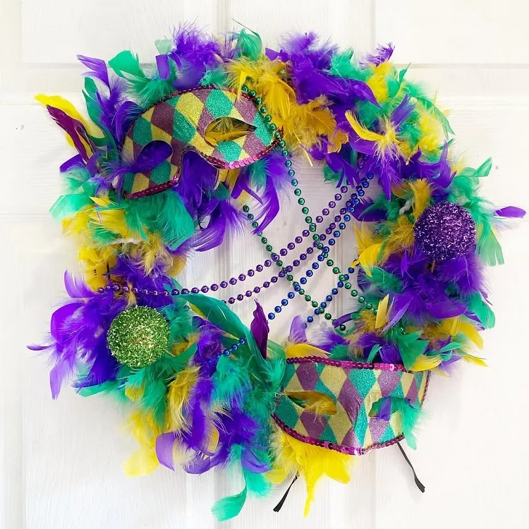 couronne de carnaval colorée et festive fabriquée à partir de plumes multicolores