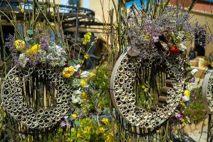 couronnes de bambou avec fleurs sèches