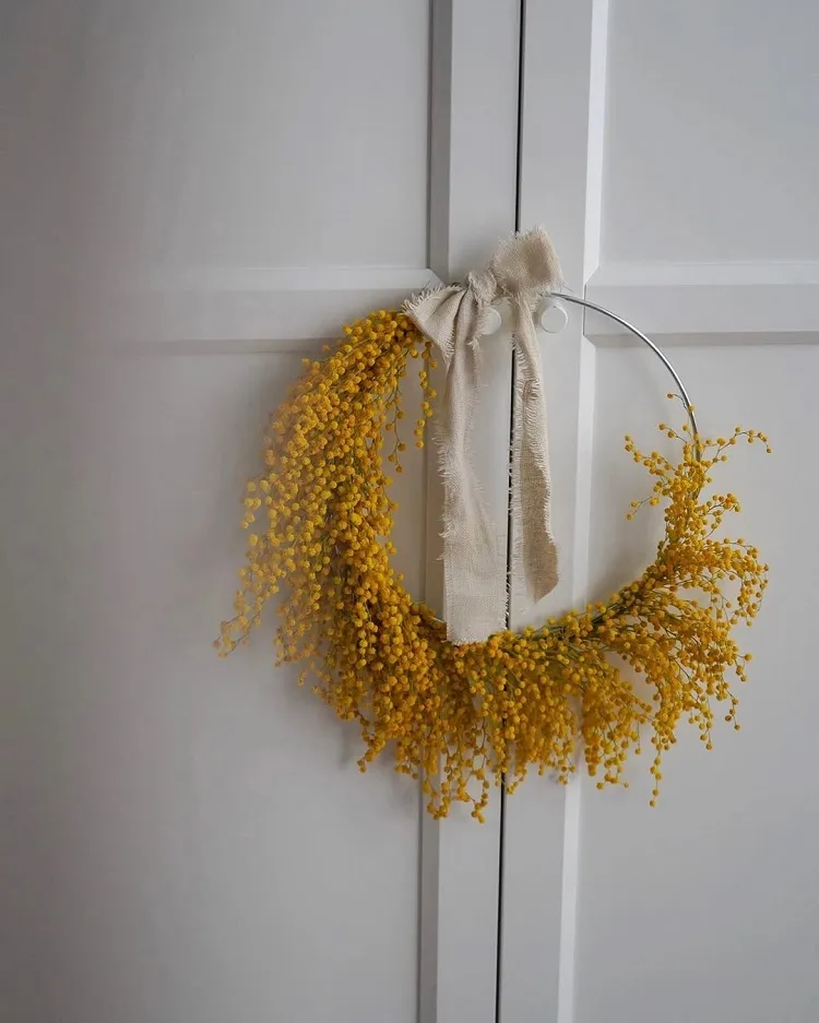 diy de printemps une couronne de porte de mimosa minimaliste décorée d'un noeud de jute