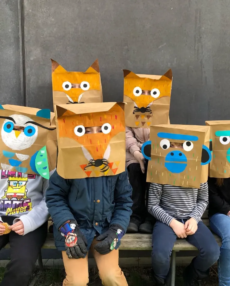 des sacs en papier kraft transformés en masques de carnaval pour enfants originaux et ludiques