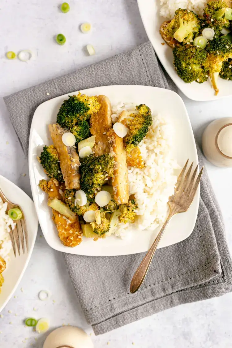 dîner végétalien au tempeh et brocoli sur plaque de cuisson pour le carême