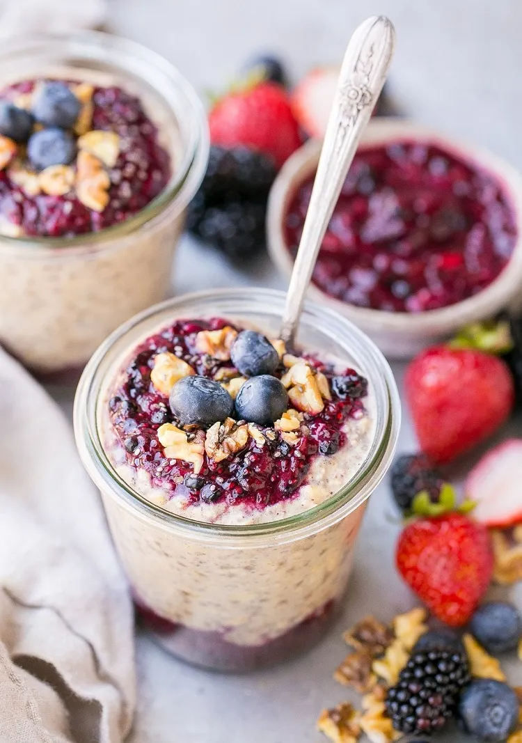 flocons d’avoine aux super aliments et compote de fruits rouges aux graines de chia