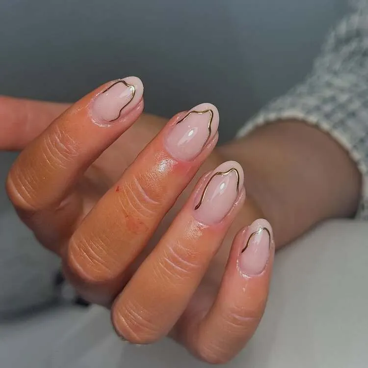 la manucure gold drip nails en version minimaliste très épurée