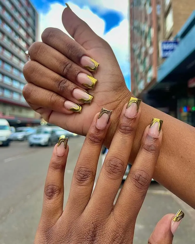 la teinte dorée donne l'impression de dégouliner sur les ongles