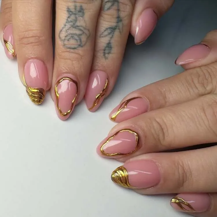 n'hésitez pas à jouer avec les formes pour créer un nail art dynamique