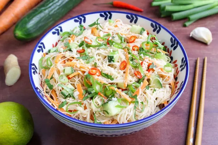 salade de nouilles de riz à la vinaigrette aux cacahuètes