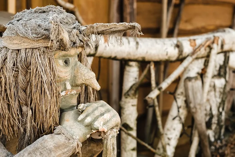 sculpture de jardin en bois et tissu représentant des personnages de dessins animés