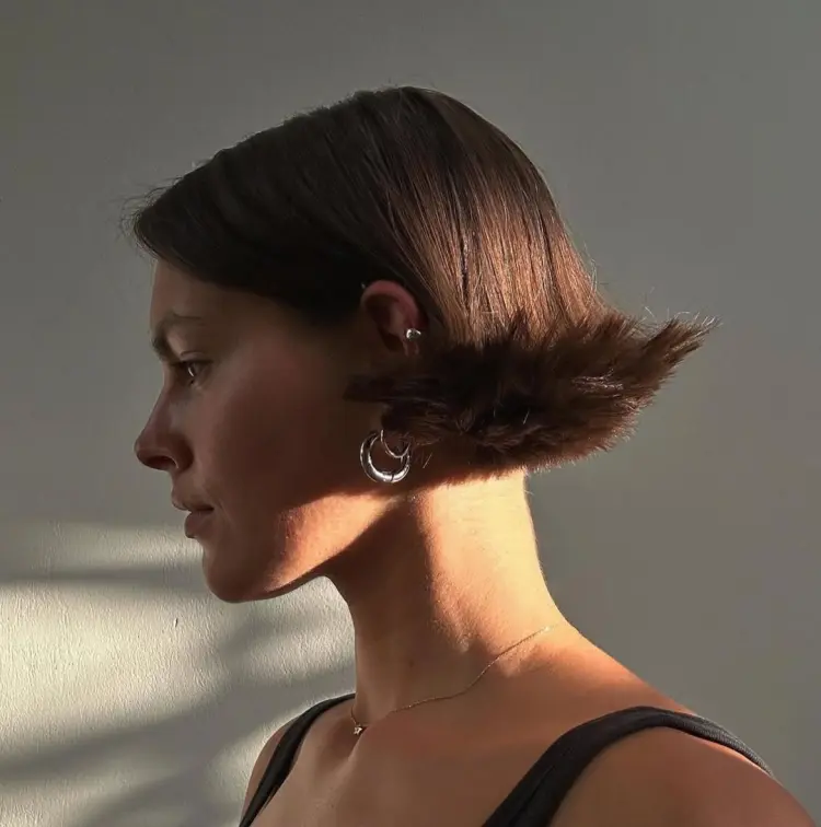 coupe courte femme avec les pointes retournées vers l'extérieur