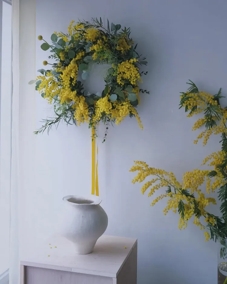 décorer sa porte d'entrée ou un mur d'accent avec une couronne naturelle de mimosa