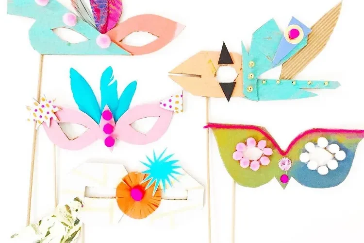 des idées de masques sur bâton en tant que projet de bricolage de carnaval pour enfants